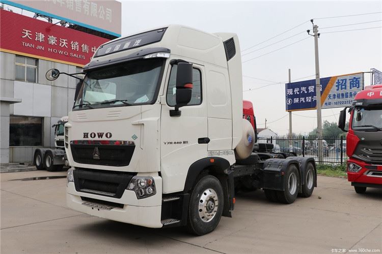 استعمال شدہ HOWO 6×4 T7H قدرتی گیس ٹریکٹر